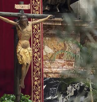 O crucifixo da Igreja de San Marcello al Corso, Roma, querido em São Pedro pelo Papa Francisco durante a epidemia