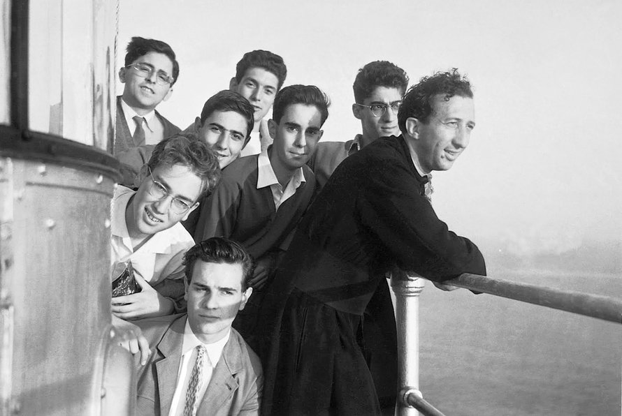 Farol de Portofino (GE), 1956. Giussani passeia com um grupo de rapazes. © Fraternidade de CL