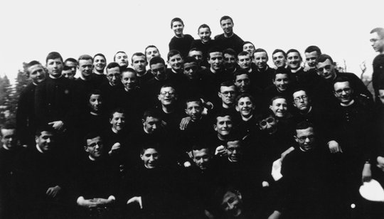 Venegono, 1945. Foto de grupo no Seminário Maior (don Giussani está no centro). ©Arquivo pessoal Livia Giussani - Fraternidade de CL