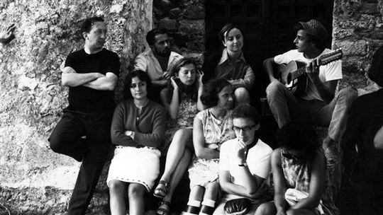 Giussani com um grupo de jovens em Varigotti em 1969. Quem está a seu lado é o padre Emmanuel Braghini (©Fraternità di CL)