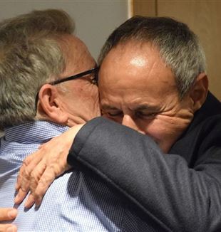 O abraço entre Mikel Azurmendi e Julián Carrón