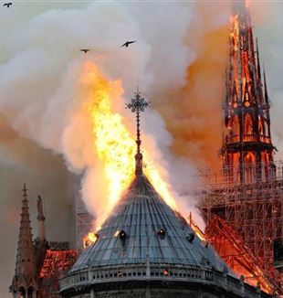 o incêndio da catedral de Paris