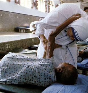 Calcutá, 1979. Madre Teresa com um dos seus pobres