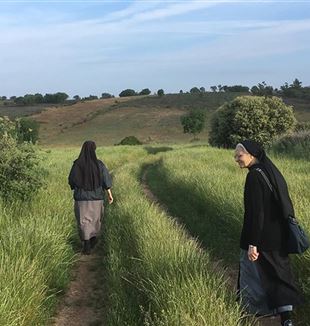 Irmã Giusy (à direita) nas terras de Palaçoulo