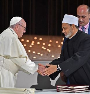 Papa Francisco com o Grande Imã de Al-Azhar, Ahmad Al-Tayyeb após a assinatura do documento (04-02-2019)
