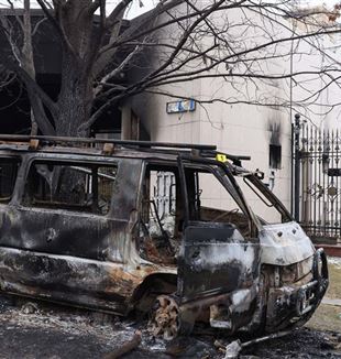 Um veículo queimado na frente da residência do presidente do Cazaquistão (Foto: Valery Sharifulin//Sipa USA/Mondadori Portfolio)