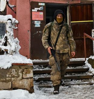Um soldato ucraniano na fronteira com a Republica Popular de Donetsk dos separatistas russos (Foto Andriy Andriyenko/SIPA-USA/Mondadori Portfolio)