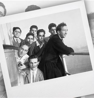 Don Luigi Giussani, no farol de Portofino com alguns rapazes em 1956 (Arquivo Fraternidade CL)