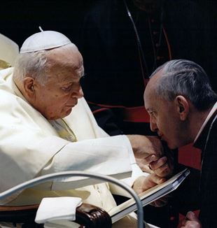 João Paulo II com o então Cardeal Bergoglio (Catholic Press Photo)