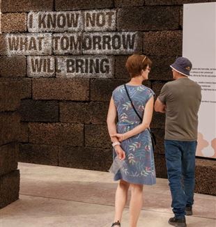 Primeiras visitas à exposição “Querendo, quero o infinito”, sobre o poeta Fernando Pessoa, preparada por universitários do Movimento de Comunhão e Libertação (Fotografias: Mário Zogheb)