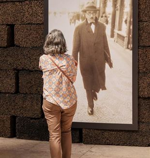 Primeiras visitas à exposição “Querendo, quero o infinito”, sobre o poeta Fernando Pessoa, preparada por universitários do Movimento de Comunhão e Libertação (Fotografias: Mário Zogheb)