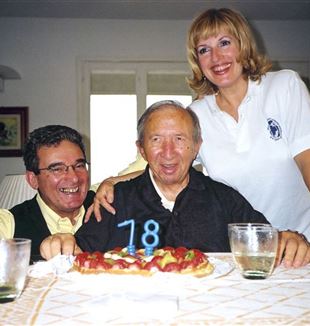 Carras e a mulher Jone com don Giussani no seu 78° aniversário (Foto: Arquivo da Fraternidade de CL)