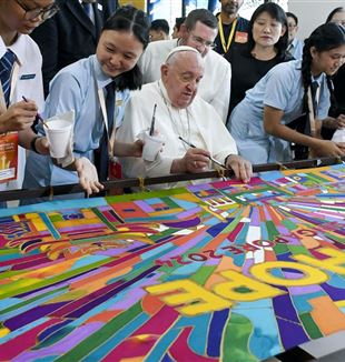 O Papa com os jovens de Singapura  (Vatican Media/ABACAPRESS.COM)