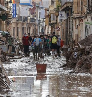 Pelas ruas devastadas de Valência (ANSA/EPA/Emanuel Bruque)