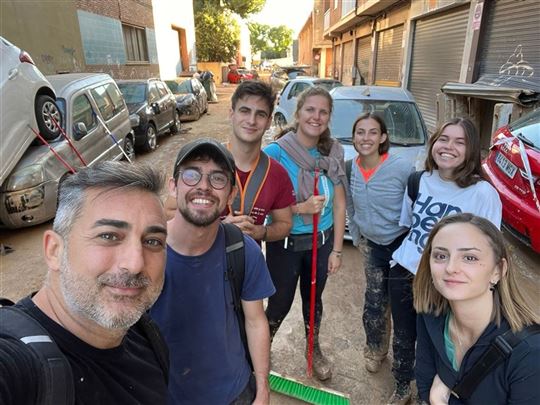 Alguns universitários voluntários em Alfafar (Valência)