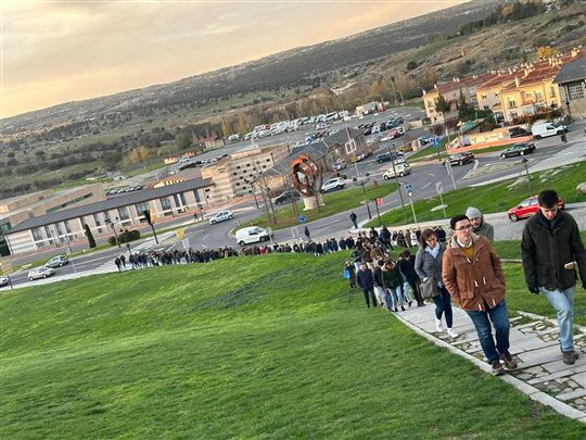 O grupo de mais de 200 jovens a caminho da Catedral de Ávila, no interior das muralhas (Foto: Paolo Casadei)