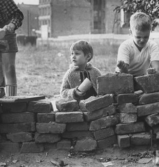 Crianças de Berlim Ocidental a brincar a construir um muro, 1961 (Foto: Paul Schutzer)