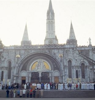 Lourdes, 17 de outubro de 1992. A procissão eucarística no adro da Basílica do Rosário (©Anna Ascione/Fraternidade CL)