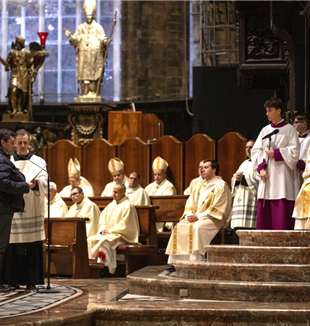 Saudação de Davide Prosperi a Monsenhor Mario Delpini. Catedral de Milão, 12 de fevereiro de 2025 (©Matteo Montorfano/Fraternità CL)