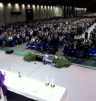O cardeal Farrell celebra a missa nos Exercícios Espirituais da Fraternidade de CL