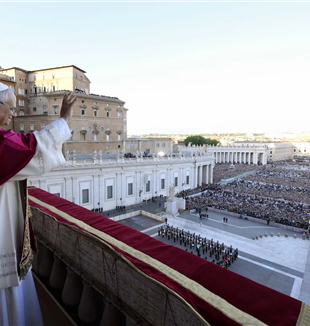 O Papa Leão XIV saúda a praça de São Pedro (©Ansa/Vatican Media)