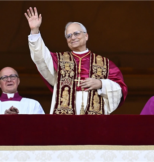 O novo Papa, Cardeal Robert Francis Prevost, que escolheu o nome Leão XIV, abençoa os fiéis na Basílica de São Pedro, em 8 de maio de 2025 (©Ansa/Vatican Media)