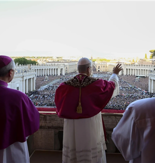 O Papa Leão XIV saúda a Praça de São Pedro (©Ansa/Vatican Media)