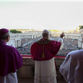 O Papa Leão XIV saúda a Praça de São Pedro (©Ansa/Vatican Media)