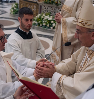 O cardeal Baldassarre Reina durante a ordenação dos três sacerdotes (© Pietro Zanotto/Fraternidade São Carlos)