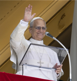 Papa Leão XIV recita o Angelus na Praça de São Pedro no dia do seu 70.º aniversário (©Ansa/Vatican Media)