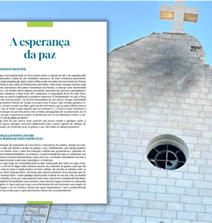 O panfleto de CL. Ao fundo, a igreja de Gaza danificada (© Patriarcado Latino de Jerusalém)
