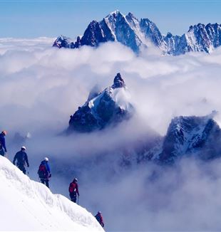 Escursionisti sul Monte Bianco (©Tim Jones/Unsplash)