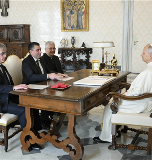 Da esquerda, Alberto Brugnoli, Davide Prosperi e dom Andrea D’Auria durante a audiência privada com Leão XIV em 12 de janeiro (©Catholic Press Photo)