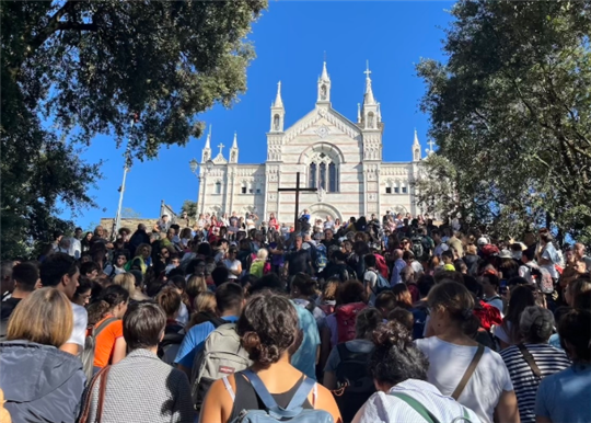 Multidão de jovens na peregrinação ao Santuário de Montallegro, que decorre todos os anos em memória de Marco Gallo