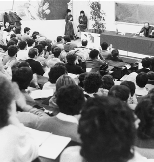 dom Giussani durante um encontro nos anos oitenta (©Fraternidade CL/Federico Brunetti)