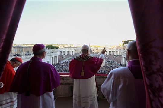 8 de maio de 2025 - O Papa Leão XIV aparece pela primeira vez na Loggia de São Pedro (© Vatican Media /Catholic Press Photo)
