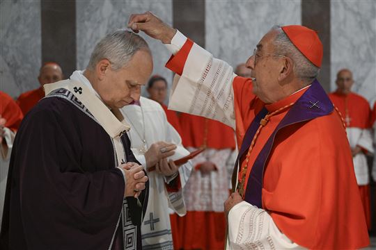 18 de fevereiro de 2026 - O Papa Leão recebe a imposição das cinzas no início da Quaresma (© Vatican Media/Catholic Press Photo)
