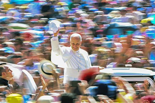 7 de junho de 2025 - O Papa Leão na Praça de São Pedro para o Jubileu dos Movimentos, no dia de Pentecostes (© Alessia Giuliani/Catholic Press Photo)