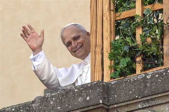 6 de julho de 2025 - O Papa Leão espreita da varanda de Castel Gandolfo (© Alessia Giuliani/Catholic Press Photo)
