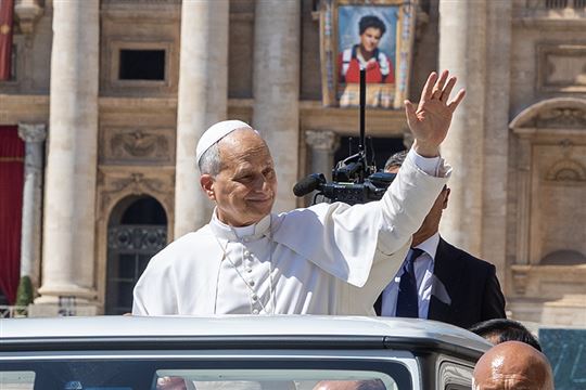 7 de setembro de 2025 - O Papa Leão saúda os fiéis na Praça de São Pedro depois da canonização de Carlo Acutis e Pier Giorgio Frassati (© Claudio Asquini/Catholic Press Photo)