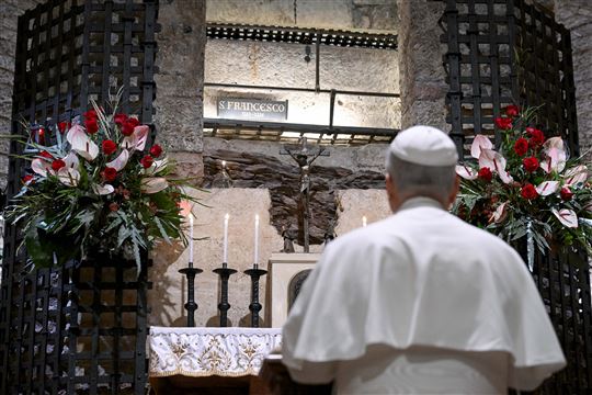 20 de novembro de 2025 - O Papa Leão reza em silêncio sobre o túmulo de São Francisco de Assis ((© Vatican Media/Catholic Press Photo)