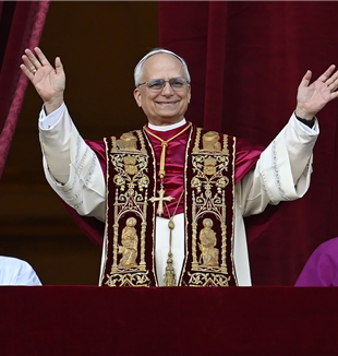 Leão XIV aparece pela primeira vez na Loggia central da Basílica de São Pedro (© Vatican Media / Catholic Press Photo)