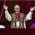 Leão XIV aparece pela primeira vez na Loggia central da Basílica de São Pedro (© Vatican Media / Catholic Press Photo)
